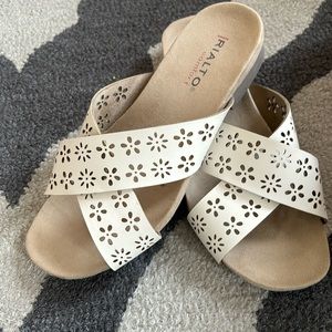 NEW Womens sandals size 7 1/2 medium color bone